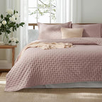 Bedsure Twin Quilt - Ultra Soft Twin XL Quilt Bedding for Dorm Decor, Lightweight All-Season Comforter, Dusty Rose Bedspread Coverlet with Clover Pattern, 68 x 86 Inches | Stitch-Free Quilting, Ultra Soft, Lightweight, Machine Washable, Pet-Friendly