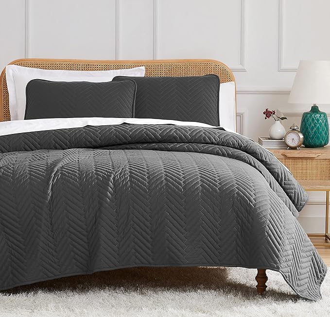 Southshore Fine Living, Inc. Oversized Quilt Bedding Set Lightweight, Prewash Fabric Soft Bedspread 3-Piece with Two Matching Shams (108 in Wide x 98 in Long), King/California King, Chevron Slate
