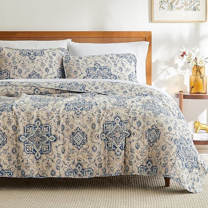 Southshore Fine Living, Inc. Persia Collection Oversized Queen Quilt Bedding Set, 3-Piece Lightweight Coverlet and 2 Matching Shams, Persian Rug Inspired Print, Quilt Full Size Bed Set, Indigo