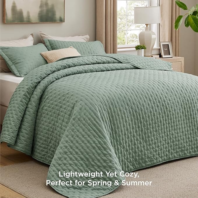Bedsure King Quilt - Sage Green Bedspread King Size & Lightweight Comforter, Modern & Boho Coverlet with Clover Pattern, Ultra Soft All-Season Bedding, 106 x 96 Inches | Stitch-Free Quilting, Ultra Soft, Lightweight, Machine Washable, Pet-Friendly