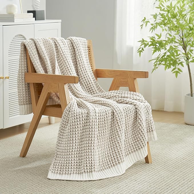 Amélie Home Knit Throw Blanket, Soft Chenille Cozy Breathable Pineapple Chunky Decorative Blanket for Couch, Bed & Sofa, French-Inspired Lightweight Warm Gift for Women, Beige, 50"x60"