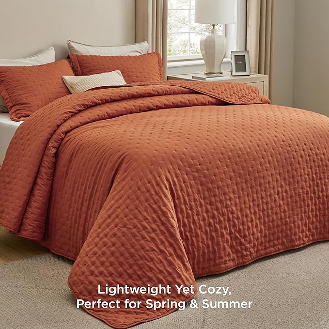 Bedsure King Quilt - Red Orange Bedspread King Size & Lightweight Comforter, Boho Coverlet with Clover Pattern, Ultra Soft All-Season Bedding, 106 x 96 Inches | Stitch-Free Quilting, Ultra Soft, Lightweight, Machine Washable, Pet-Friendly