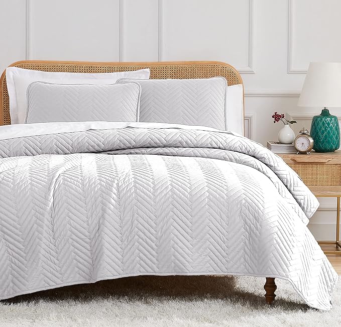 Southshore Fine Living, Inc. Oversized Queen Quilt Bedding Set Lightweight, Prewash Fabric Soft Coverlet Bedspread 3-Piece with Two Matching Shams (98 in Wide x 98 in Long), Full/Queen, Chevron White