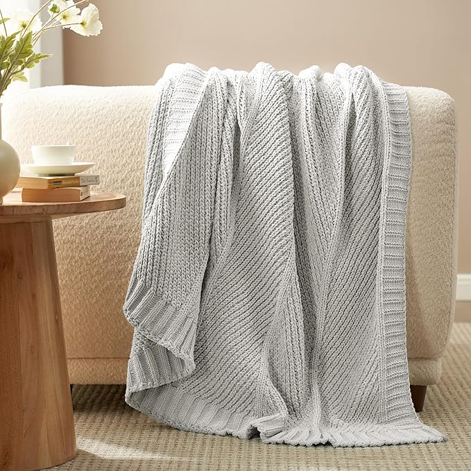 Amélie Home Knit Throw Blanket, Soft Chenille Cozy Breathable Chevron Chunky Decorative Blanket for Couch, Bed & Sofa, French-Inspired Lightweight Warm Gift for Women, Light Gray, 60"x80"