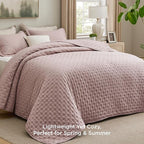 Bedsure Quilts Queen Size - Dusty Rose Bedspread Queen Size & Lightweight Comforter, Country Cottage Coverlet with Clover Pattern, Ultra Soft All-Season Bedding, 90 x 96 Inches | Stitch-Free Quilting, Ultra Soft, Lightweight, Machine Washable, Pet-Frie...