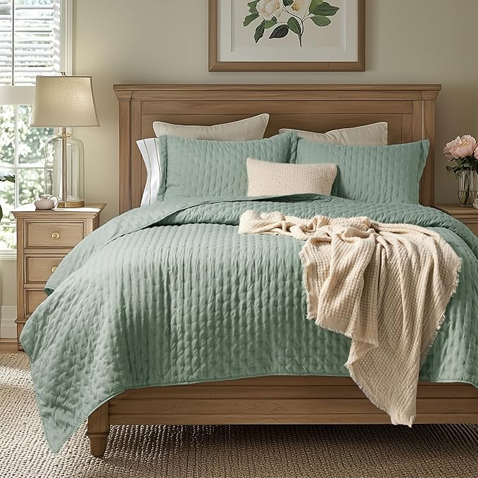 Bedsure King Quilt - Sage Green Bedspread King Size & Lightweight Comforter, Modern & Boho Coverlet with Clover Pattern, Ultra Soft All-Season Bedding, 106 x 96 Inches | Stitch-Free Quilting, Ultra Soft, Lightweight, Machine Washable, Pet-Friendly